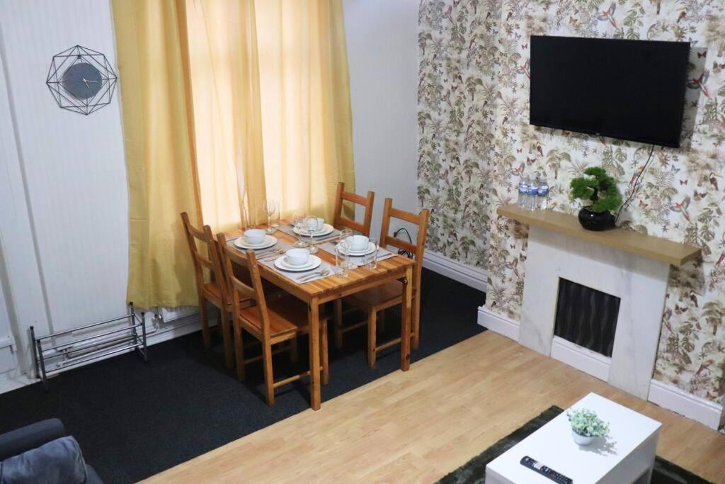 Peaceful 2 Bed House Free Wifi And Parking Apartment Leeds  Ngoại thất bức ảnh